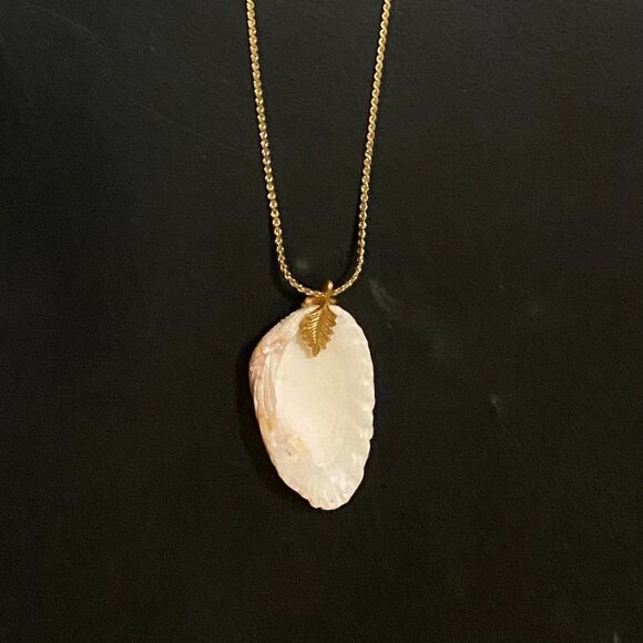 Handcrafted 17" Gold Chain & Seashell - Picture 1 of 5